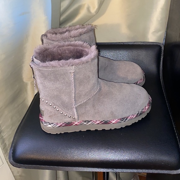 UGG Boots - Picture 4 of 7